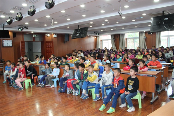 机器人编程引关注  童程童美走进北京公立校