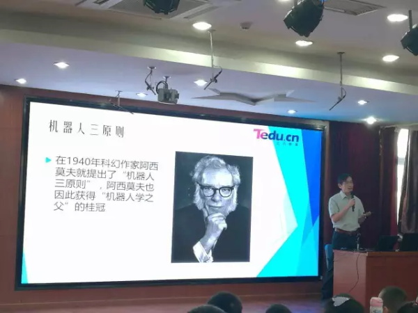 机器人编程引关注  童程童美走进北京公立校