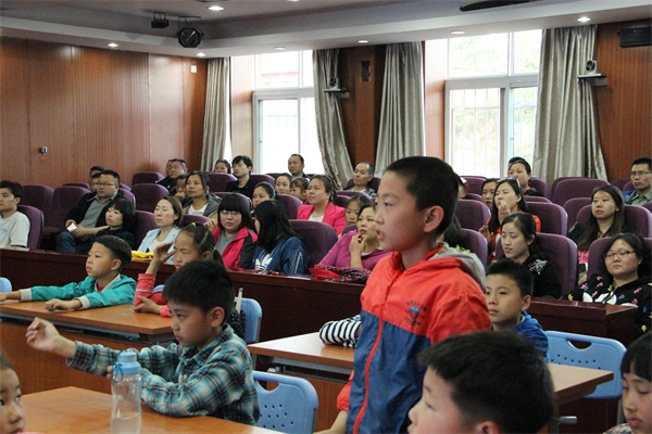 机器人编程引关注  童程童美走进北京公立校