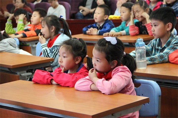 机器人编程引关注  童程童美走进北京公立校