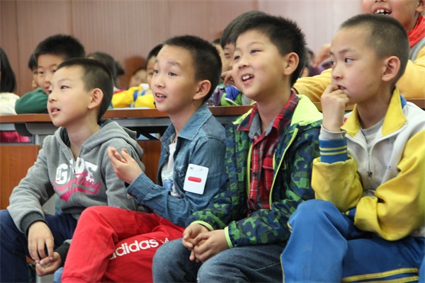 机器人编程引关注  童程童美走进北京公立校