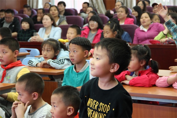 机器人编程引关注  童程童美走进北京公立校