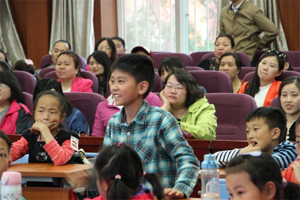 机器人编程引关注  童程童美走进北京公立校