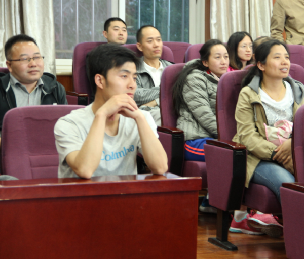 机器人编程引关注  童程童美走进北京公立校