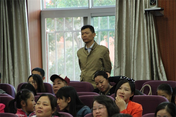 机器人编程引关注  童程童美走进北京公立校