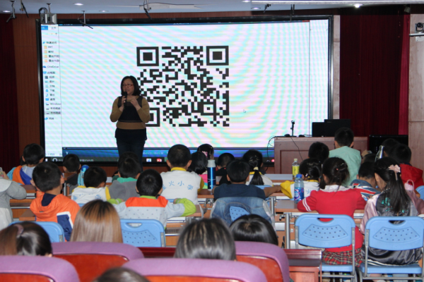 机器人编程引关注  童程童美走进北京公立校