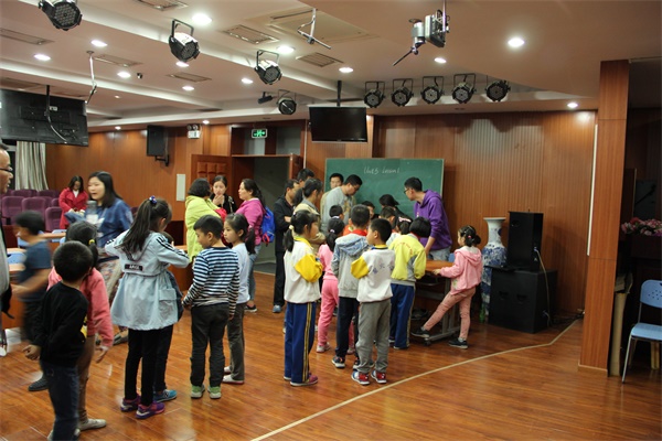 机器人编程引关注  童程童美走进北京公立校