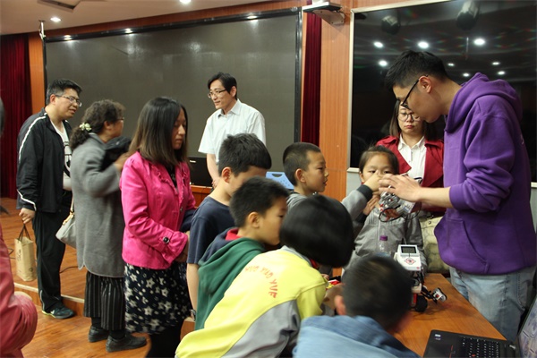机器人编程引关注  童程童美走进北京公立校
