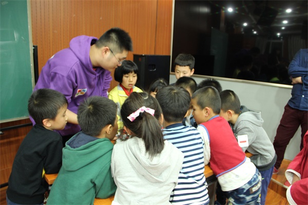 机器人编程引关注  童程童美走进北京公立校