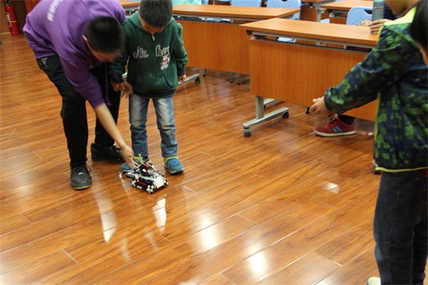 机器人编程引关注  童程童美走进北京公立校