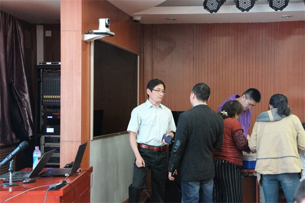 机器人编程引关注  童程童美走进北京公立校