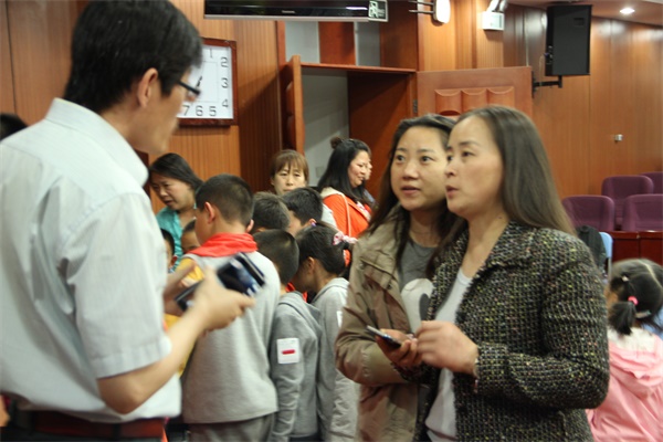 机器人编程引关注  童程童美走进北京公立校