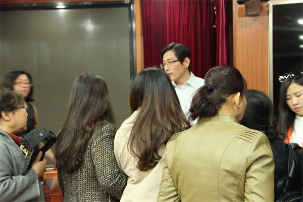 机器人编程引关注  童程童美走进北京公立校