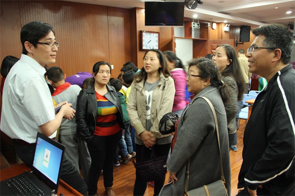 机器人编程引关注  童程童美走进北京公立校