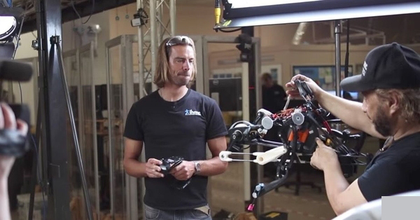 机器人还在学习怎么走路 这只鸵鸟机器人已经跑稳了