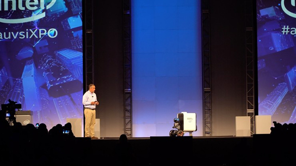 用平衡车送外卖？Segway Robotics和Intel联合推出配送机器人