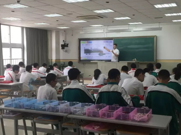 当好帮手精准服务，童程童美助力学校科技活动