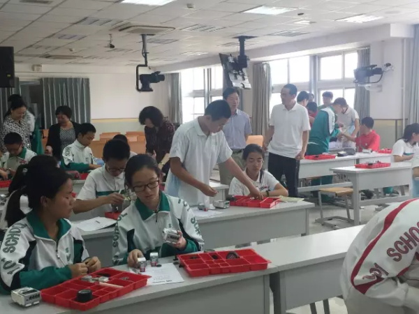 当好帮手精准服务，童程童美助力学校科技活动