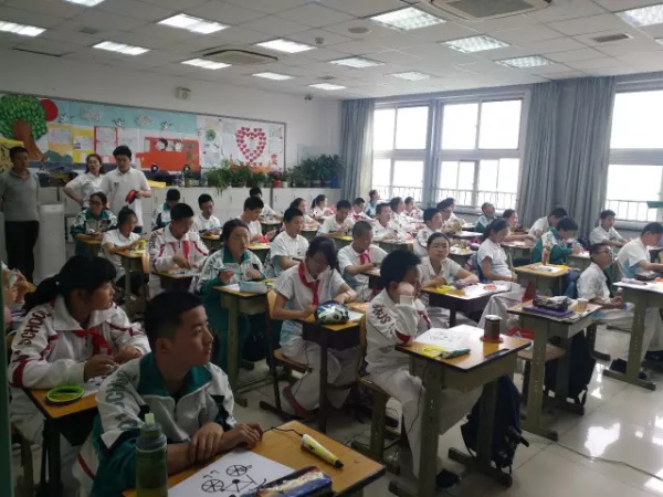 当好帮手精准服务，童程童美助力学校科技活动