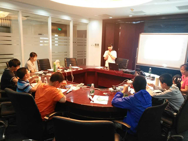 少儿3D打印携包商银行举办预见未来亲子活动课