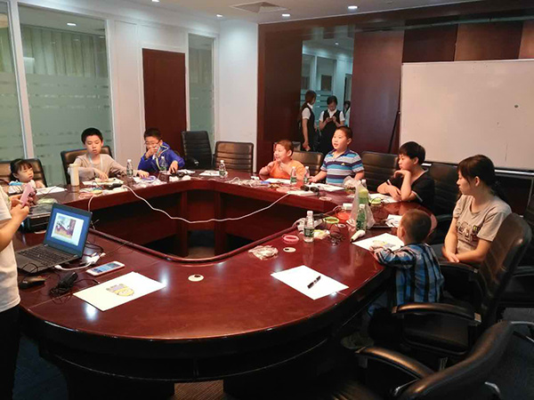 少儿3D打印携包商银行举办预见未来亲子活动课