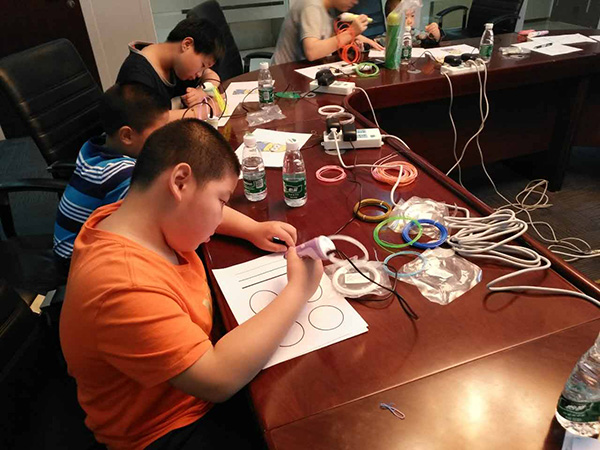 少儿3D打印携包商银行举办预见未来亲子活动课