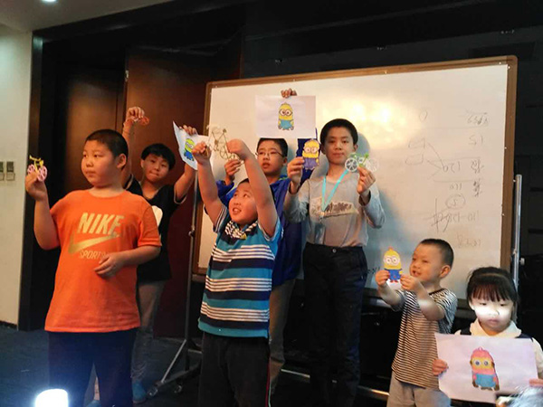 少儿3D打印携包商银行举办预见未来亲子活动课