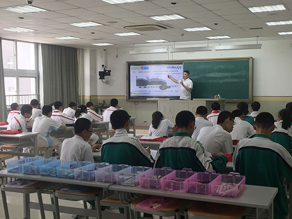 智能机器人编程走进北京上地实验学校