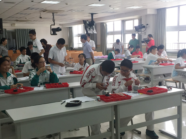 智能机器人编程走进北京上地实验学校