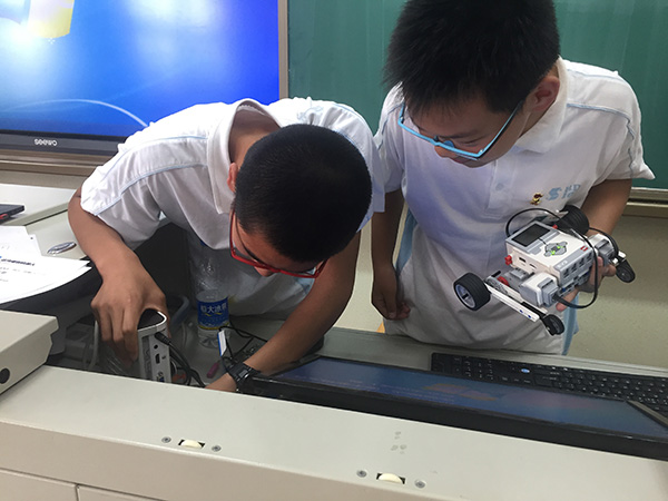 智能机器人编程走进北京上地实验学校