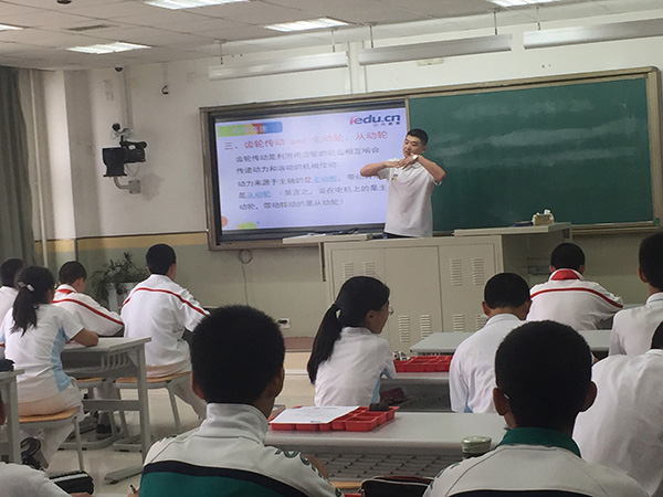 智能机器人编程走进北京上地实验学校