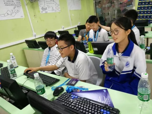 发现杯 | 你们相亲相爱，我们紧张比赛!发现杯第一天赛事回顾