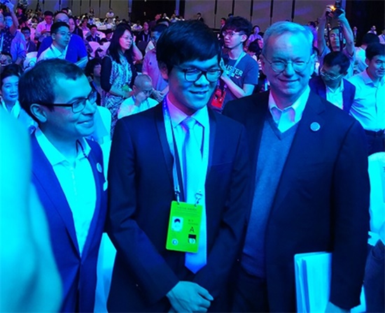 人机大战开幕前夕 柯洁合影"阿法狗之父"