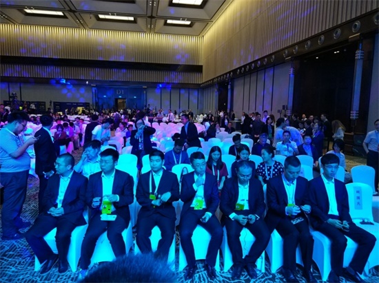 人机大战开幕前夕 柯洁合影"阿法狗之父"