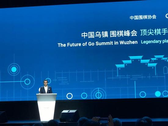 人机大战开幕前夕 柯洁合影"阿法狗之父"