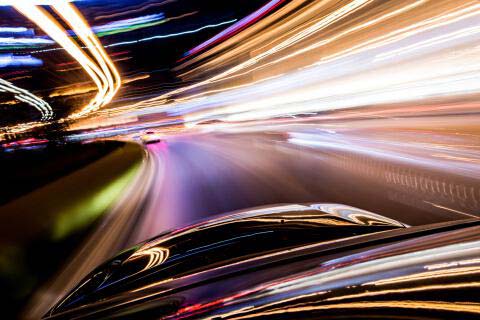 到2050年 无人车相关经济活动规模或达7万亿美元