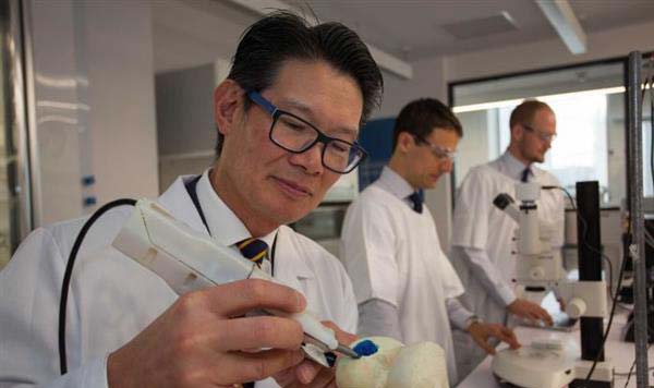 澳洲医生用3D生物打印笔修复羊膝盖，明年有望用在人身上