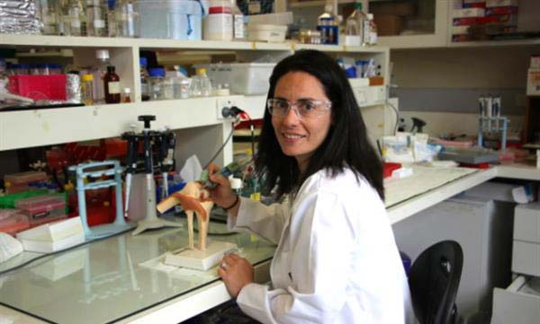 澳洲医生用3D生物打印笔修复羊膝盖，明年有望用在人身上