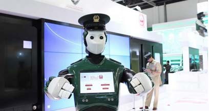 迪拜第一位机器人警察现身街头 会用六种语言