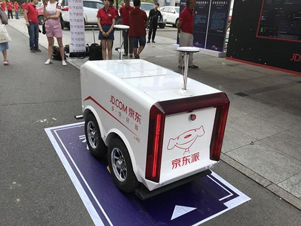 配送机器人现身618电商大战 京东千亿销售快递员要走3亿公里