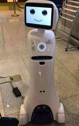 萧山机场边检机器人：引导游客顺利出行
