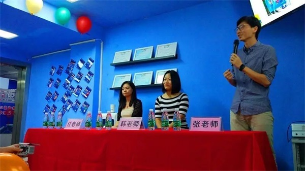 张明哲老师在颁奖典礼上致辞