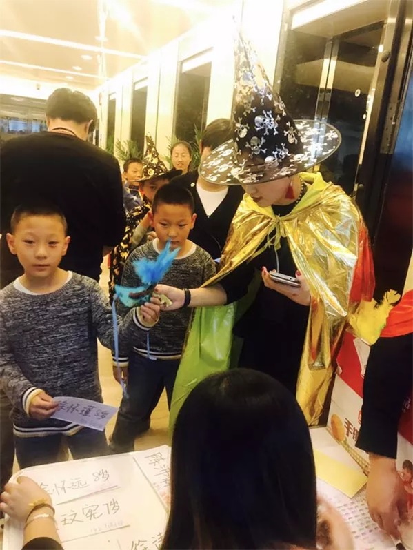 万圣狂欢，百鬼夜行！这群“捣蛋鬼”们在童程童美各地校区玩的很happy！