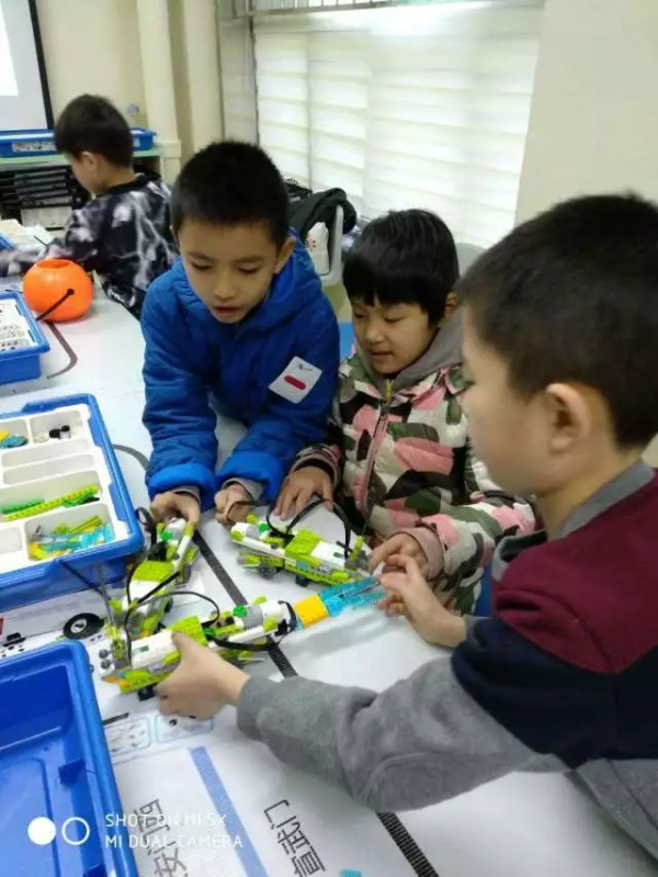 童程童美迎来北京首个智能机器人编程WeDo结业班！