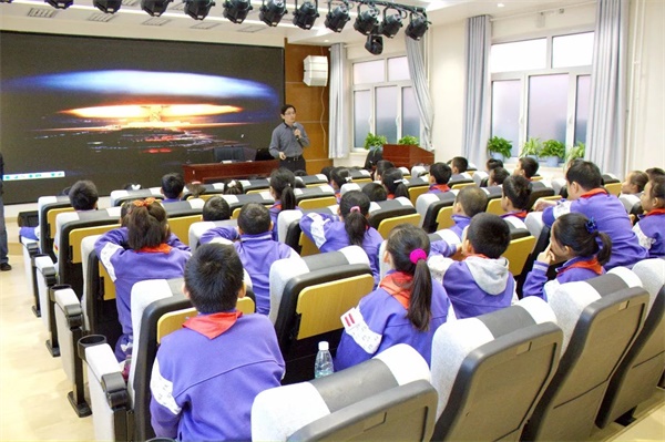 童程童美智能机器人编程讲座再次走进校园！带领小朋友深度探索智能科技！