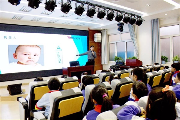 童程童美智能机器人编程讲座再次走进校园！带领小朋友深度探索智能科技！