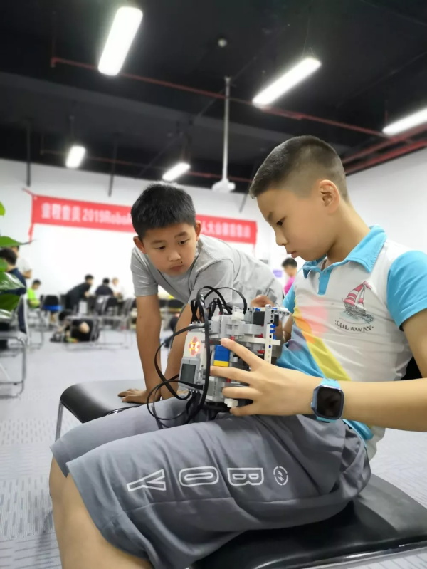 走向胜利，202颗明日之星云集童程童美RoboRAVE国际大赛暑期特训营！