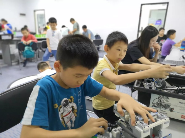 走向胜利，202颗明日之星云集童程童美RoboRAVE国际大赛暑期特训营！
