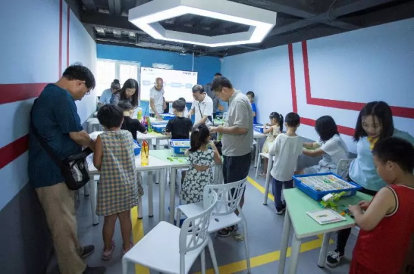 “妈妈，我觉得编程比王者荣耀好玩多了！”