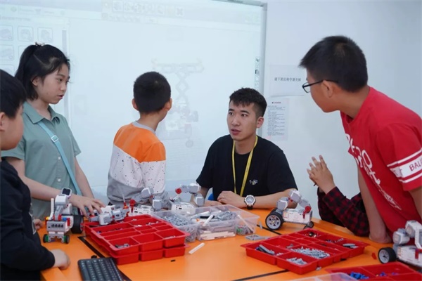 2019世界机器人大会隆重开幕，智能机器人教育成亮点！